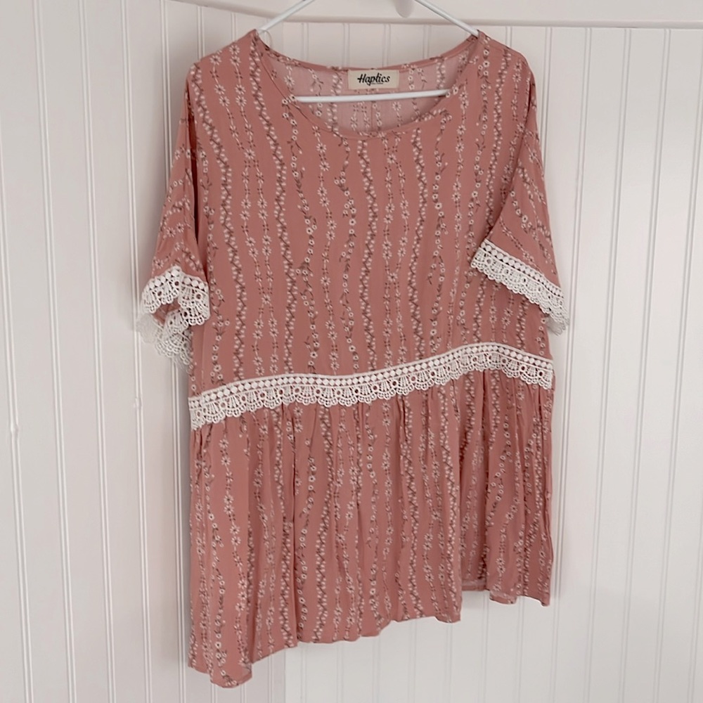 Cute 🥰 Baby Doll Short Sleeve Floral Blouse 👚 with Lace Details NWOT